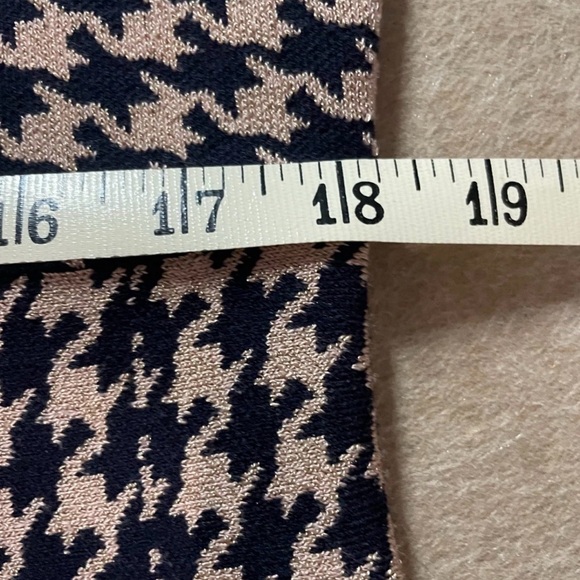 Elegant Houndstooth Short sleeved Knit Dress, Perfect for the Office - Picture 5 of 6